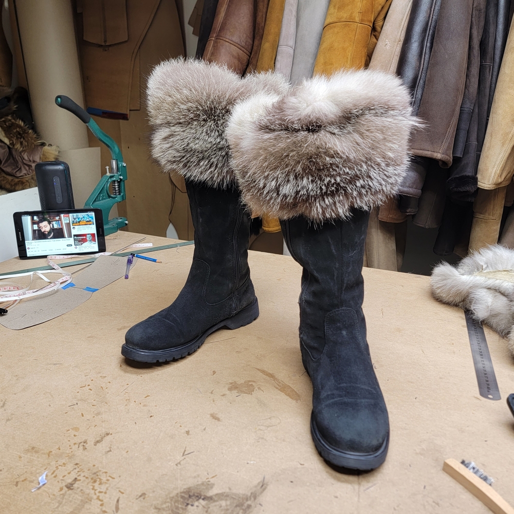 La CANADIENNE Black Boots with Fur Cuff